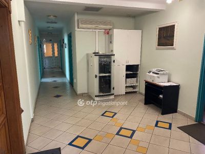 Eladó utcai bejáratú üzlethelység Debrecen