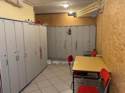 Eladó utcai bejáratú üzlethelység Debrecen