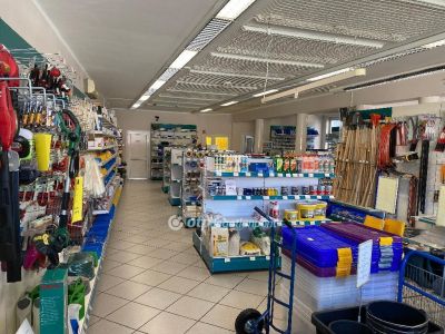 Eladó utcai bejáratú üzlethelység Debrecen