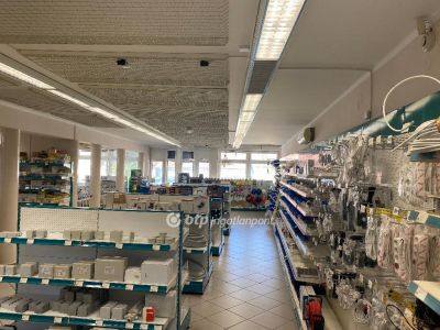 Eladó utcai bejáratú üzlethelység Debrecen
