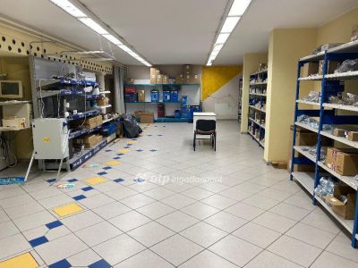 Eladó utcai bejáratú üzlethelység Debrecen