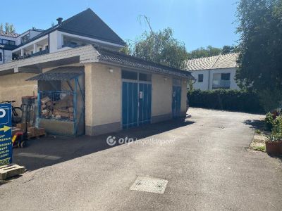 Eladó utcai bejáratú üzlethelység Debrecen