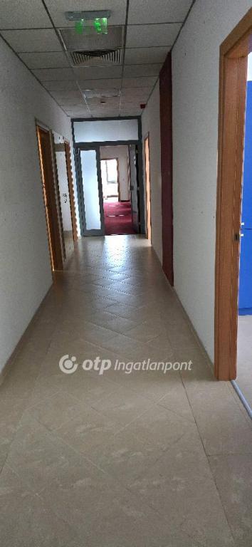 Kiadó irodahelység irodaházban Debrecen