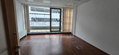 Kiadó irodahelység irodaházban Debrecen