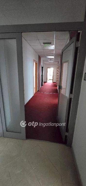 Kiadó irodahelység irodaházban Debrecen