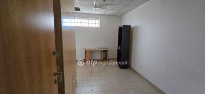 Kiadó irodahelység irodaházban Debrecen