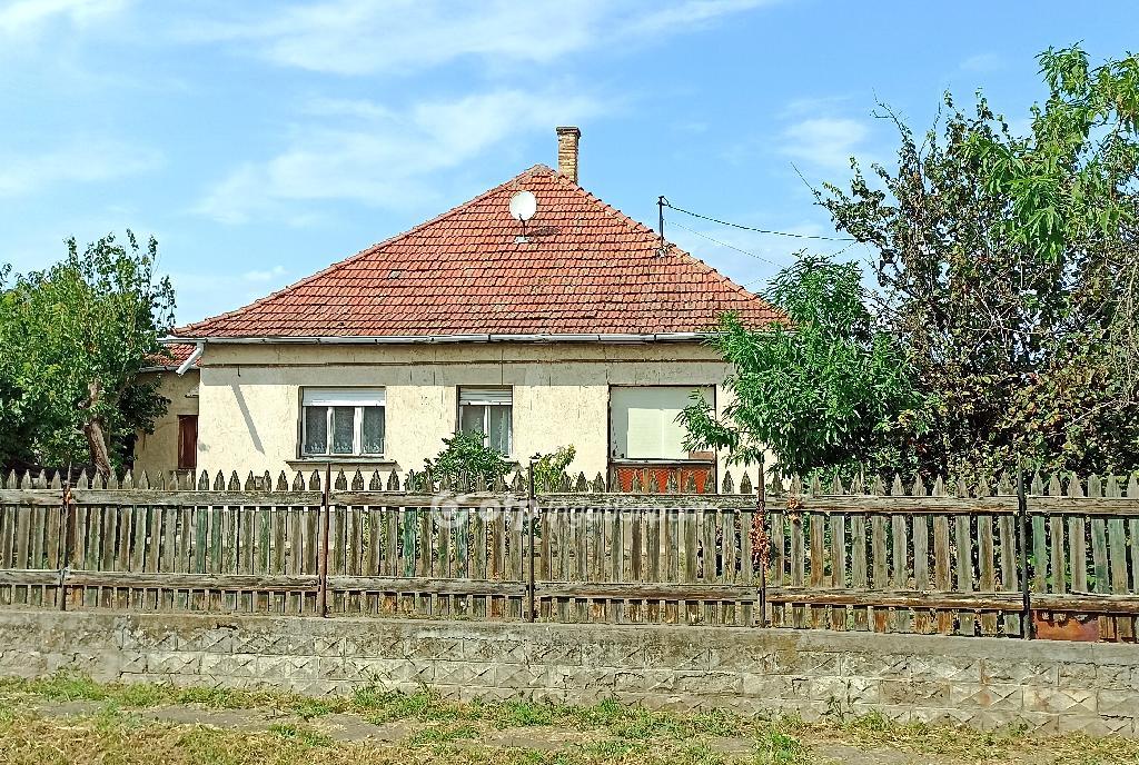 Eladó családi ház Jászapáti