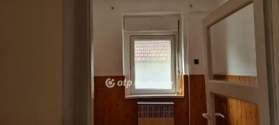 Eladó családi ház Újszász
