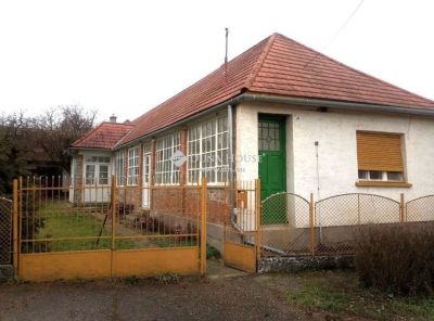 Eladó családi ház Bajna