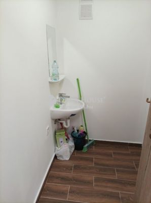 Kiadó egyéb iroda Komló