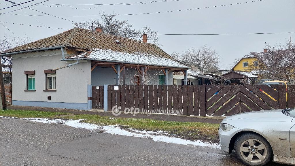 Eladó családi ház Karcag