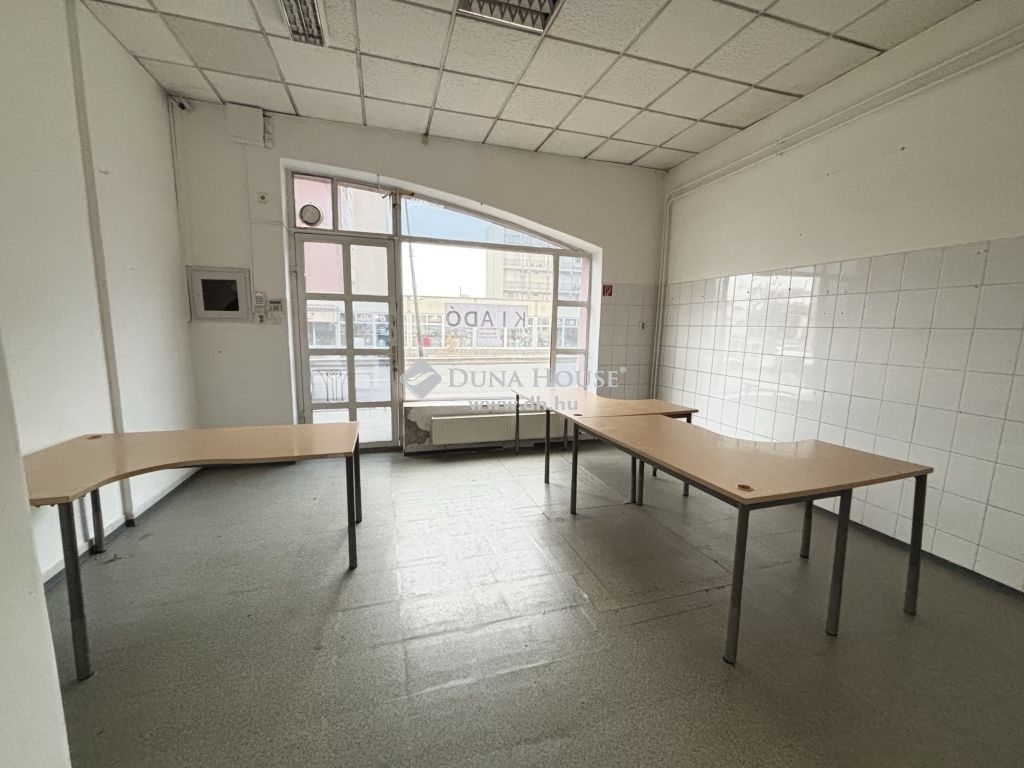 Kiadó utcai bejáratú üzlethelység Hatvan