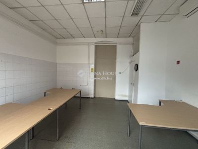 Kiadó utcai bejáratú üzlethelység Hatvan