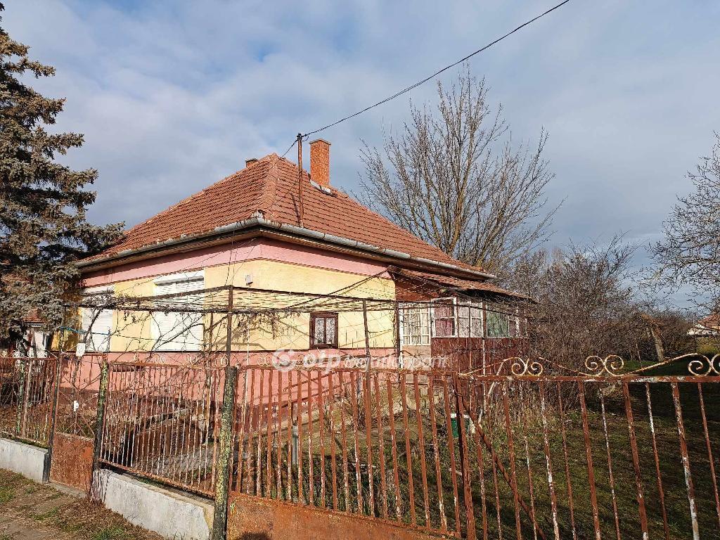 Eladó családi ház Komádi