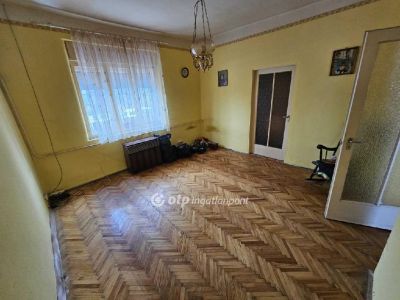Eladó családi ház Újszász