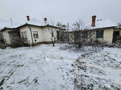 Eladó családi ház Újszász