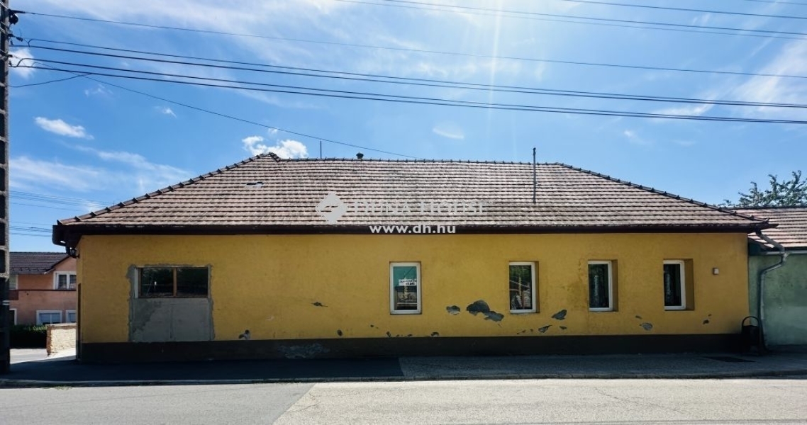 Eladó családi ház Kesztölc