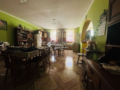 Eladó családi ház Kesztölc
