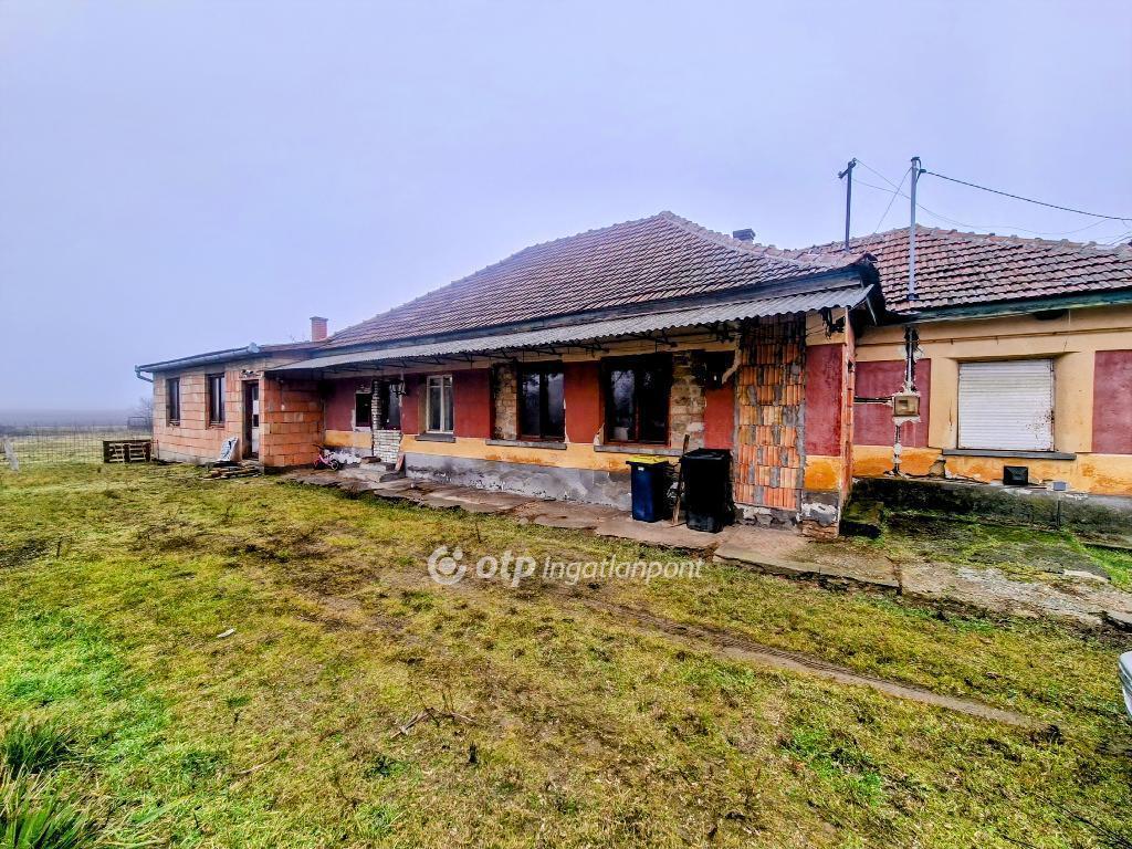 Eladó családi ház Tápiószentmárton