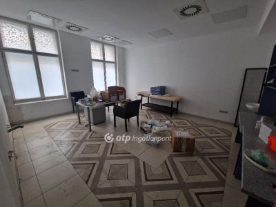 Eladó utcai bejáratú üzlethelység Budapest