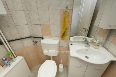 Eladó utcai bejáratú üzlethelység Pilisvörösvár