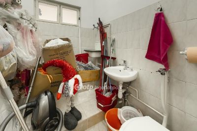 Eladó utcai bejáratú üzlethelység Pilisvörösvár