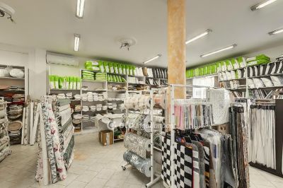 Eladó utcai bejáratú üzlethelység Pilisvörösvár