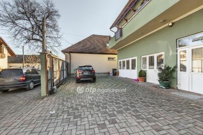 Eladó utcai bejáratú üzlethelység Pilisvörösvár