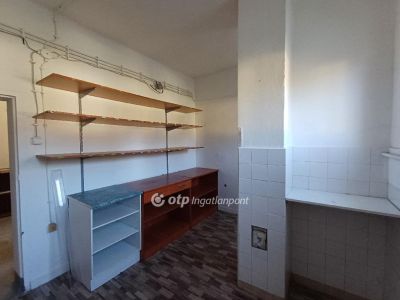 Eladó üzlethelység udvarban Polgár