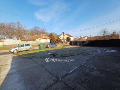 Eladó üzlethelység udvarban Polgár