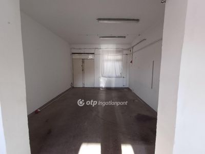 Eladó üzlethelység udvarban Polgár