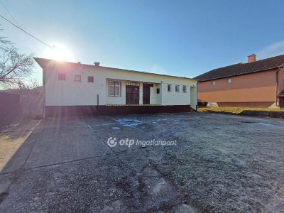 Eladó üzlethelység udvarban Polgár