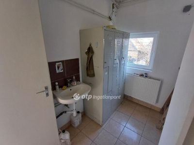 Eladó üzlethelység udvarban Polgár