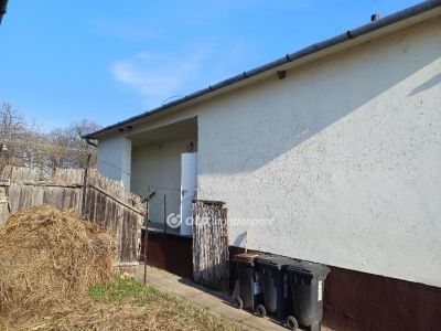 Eladó üzlethelység udvarban Polgár