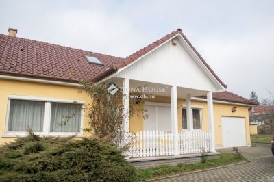 Eladó családi ház Dány