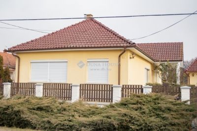 Eladó családi ház Dány