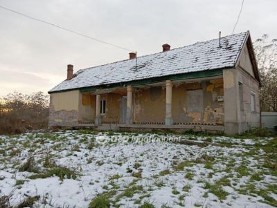 Eladó családi ház Csány