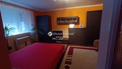 Eladó családi ház Úri