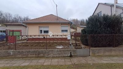 Eladó családi ház Úri