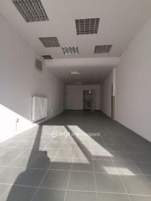 Kiadó utcai bejáratú üzlethelység Békéscsaba