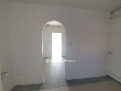 Kiadó utcai bejáratú üzlethelység Békéscsaba