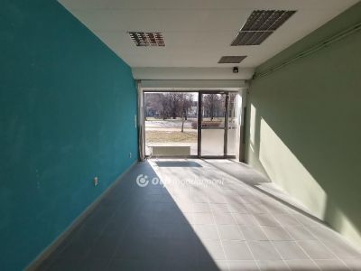 Kiadó utcai bejáratú üzlethelység Békéscsaba