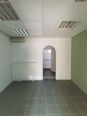 Kiadó utcai bejáratú üzlethelység Békéscsaba