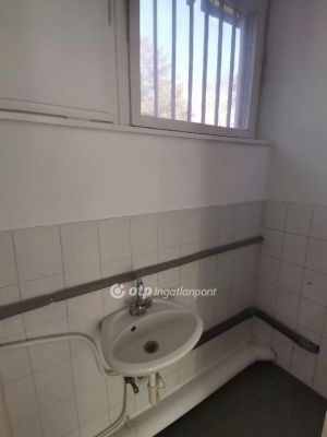 Kiadó utcai bejáratú üzlethelység Békéscsaba