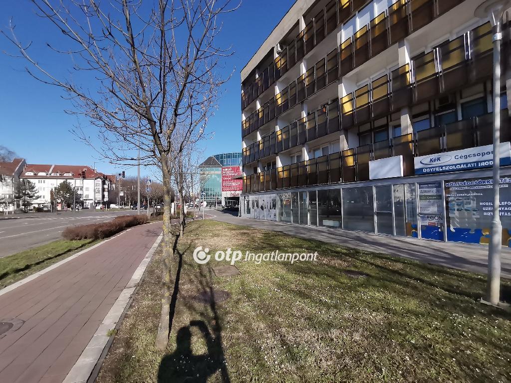Kiadó utcai bejáratú üzlethelység Békéscsaba