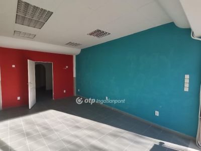Kiadó utcai bejáratú üzlethelység Békéscsaba