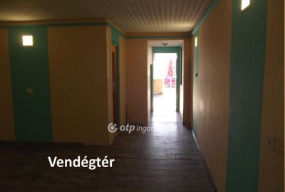 Eladó utcai bejáratú üzlethelység Szigetszentmiklós