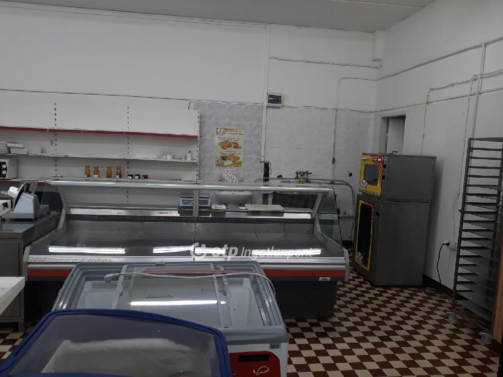 Eladó utcai bejáratú üzlethelység Debrecen