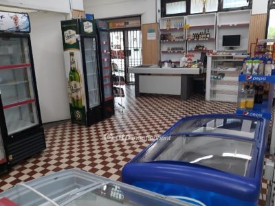 Eladó utcai bejáratú üzlethelység Debrecen