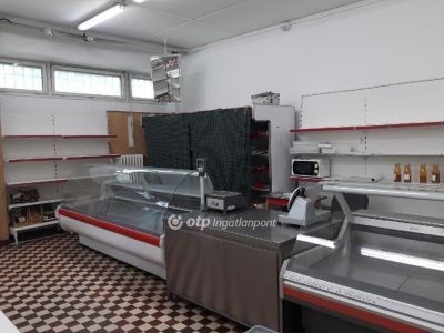 Eladó utcai bejáratú üzlethelység Debrecen